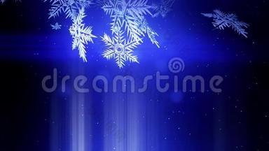 闪亮的三维雪花漂浮在蓝色<strong>背景</strong>上的空气中。 用作圣诞节、<strong>新年贺卡</strong>或冬季环境的动画